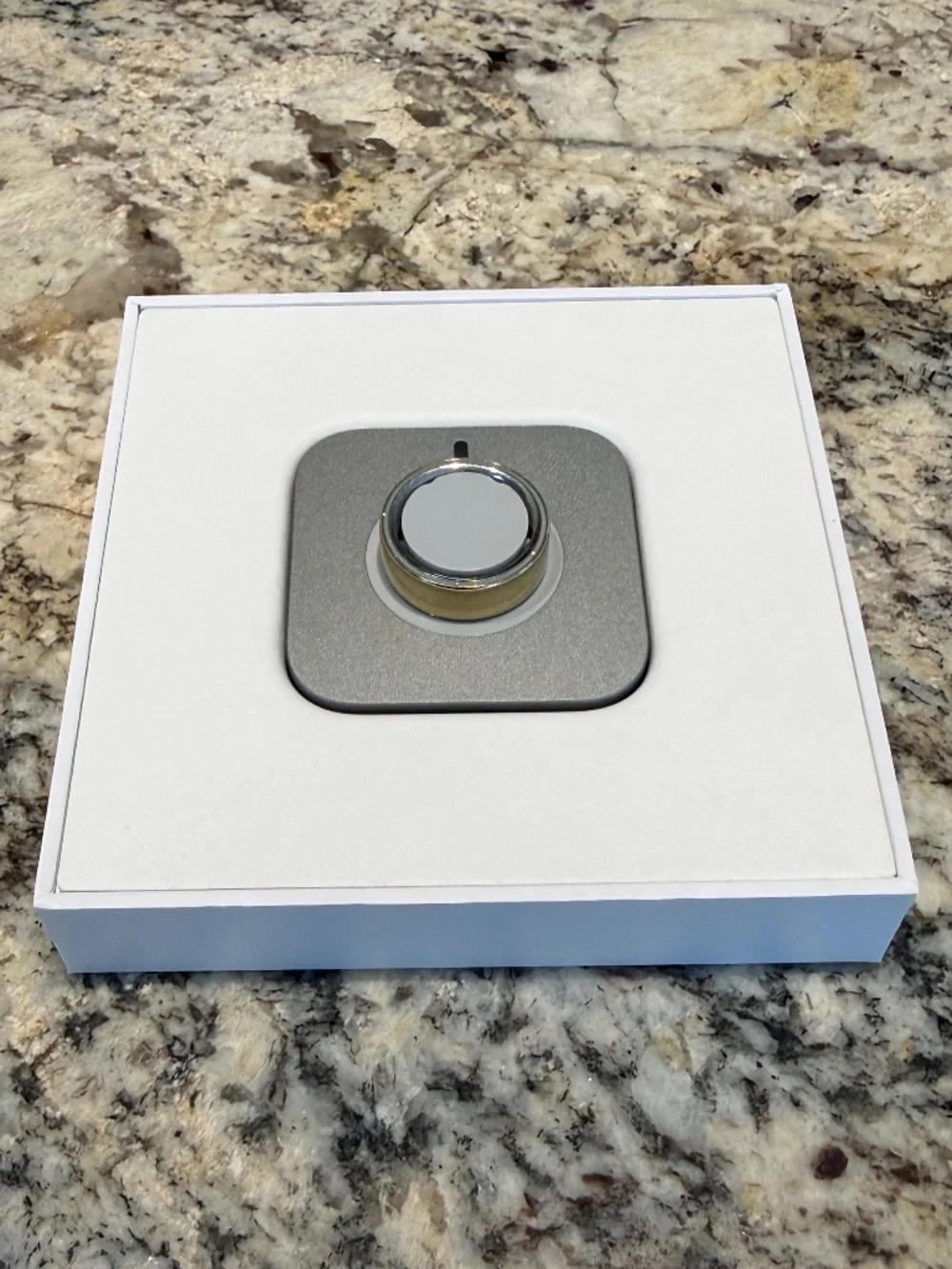 Oura Ring Gen 4 Gold Size 8 + EXTRA Charging Pad | Great Condition